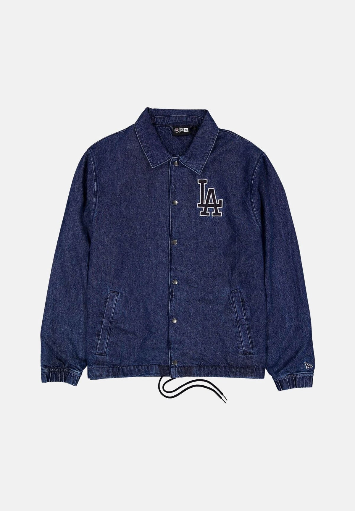 NEW ERA Giubbotto di jeans denim scuro per uomo e donna con logo iconico laterale 60897492 . NEW ERA