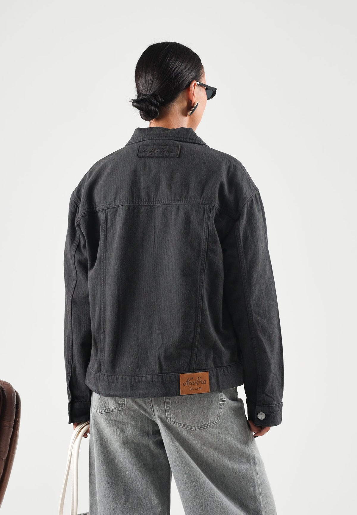 NEW ERA Giubbotto di jeans denim nero per uomo e donna con mini logo tono su tono 60897522 . NEW ERA