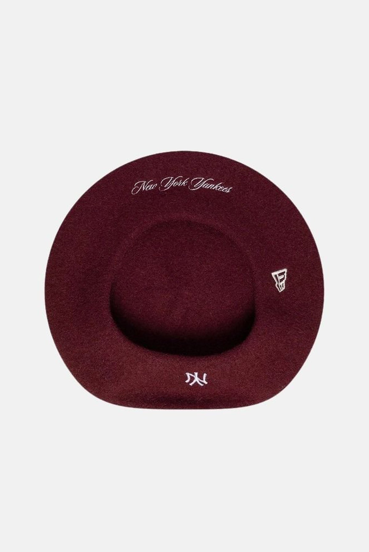 NEW ERA Basco parigino bordeaux per donna con ricamo del logo NY a contrasto. 60915761 . NEW ERA