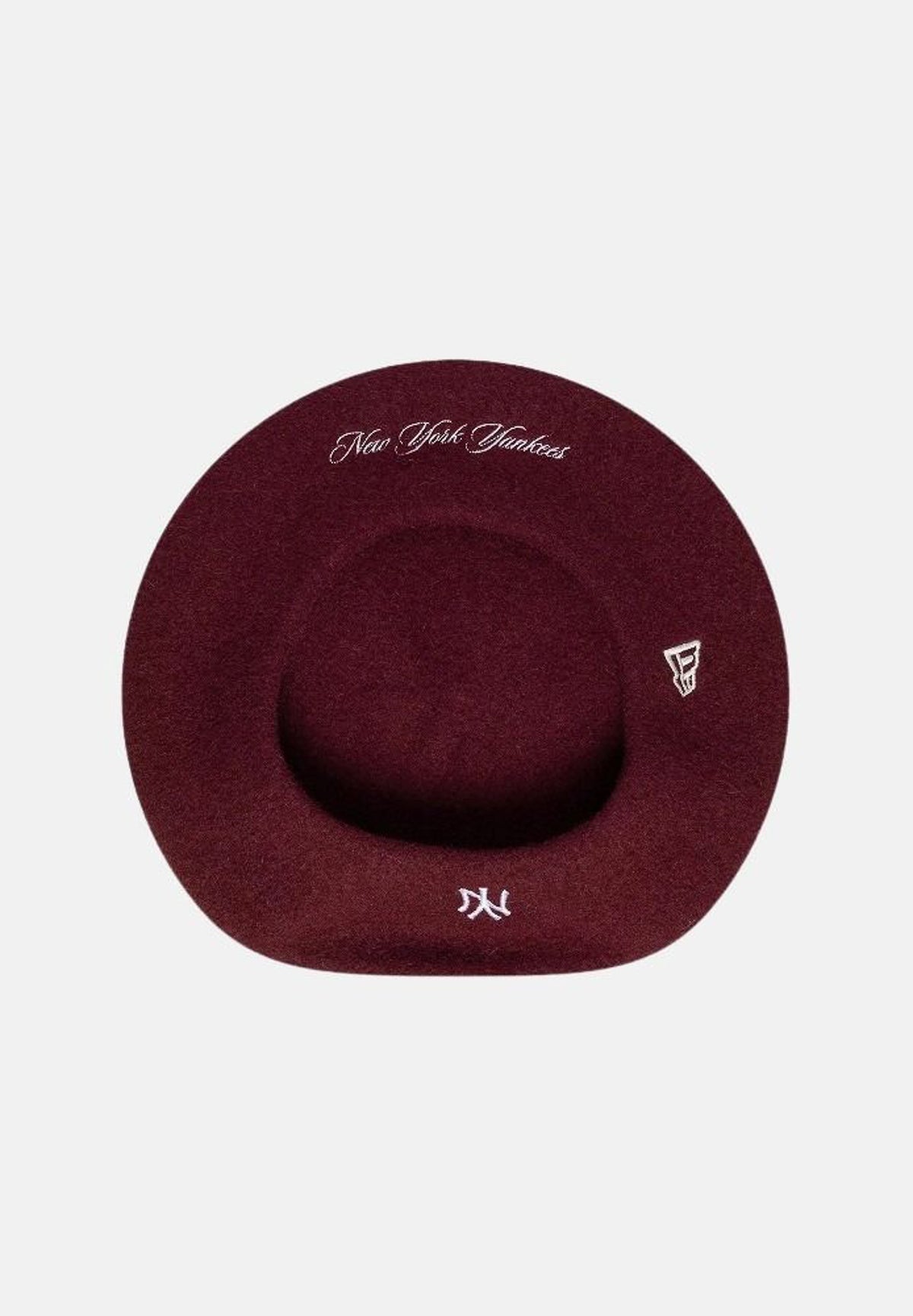 NEW ERA Basco parigino bordeaux per donna con ricamo del logo NY a contrasto. 60915761 . NEW ERA