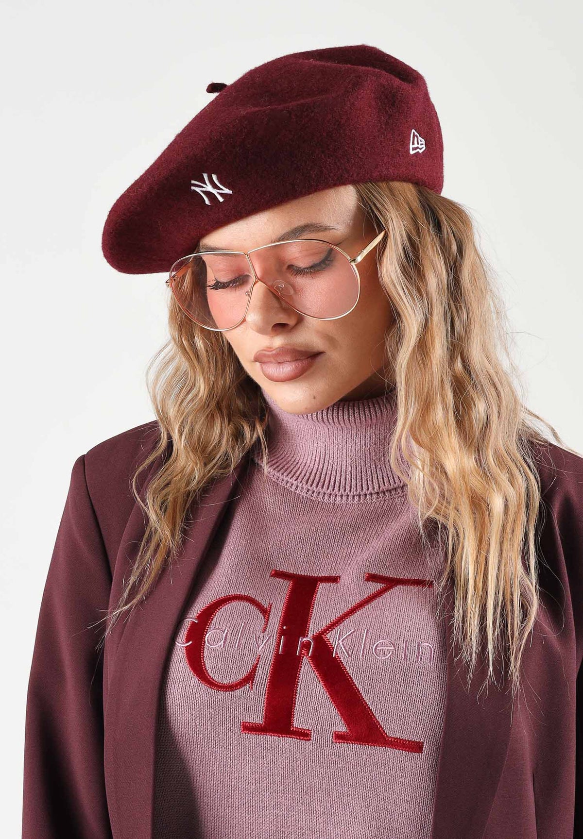 NEW ERA Basco parigino bordeaux per donna con ricamo del logo NY a contrasto. 60915761 . NEW ERA
