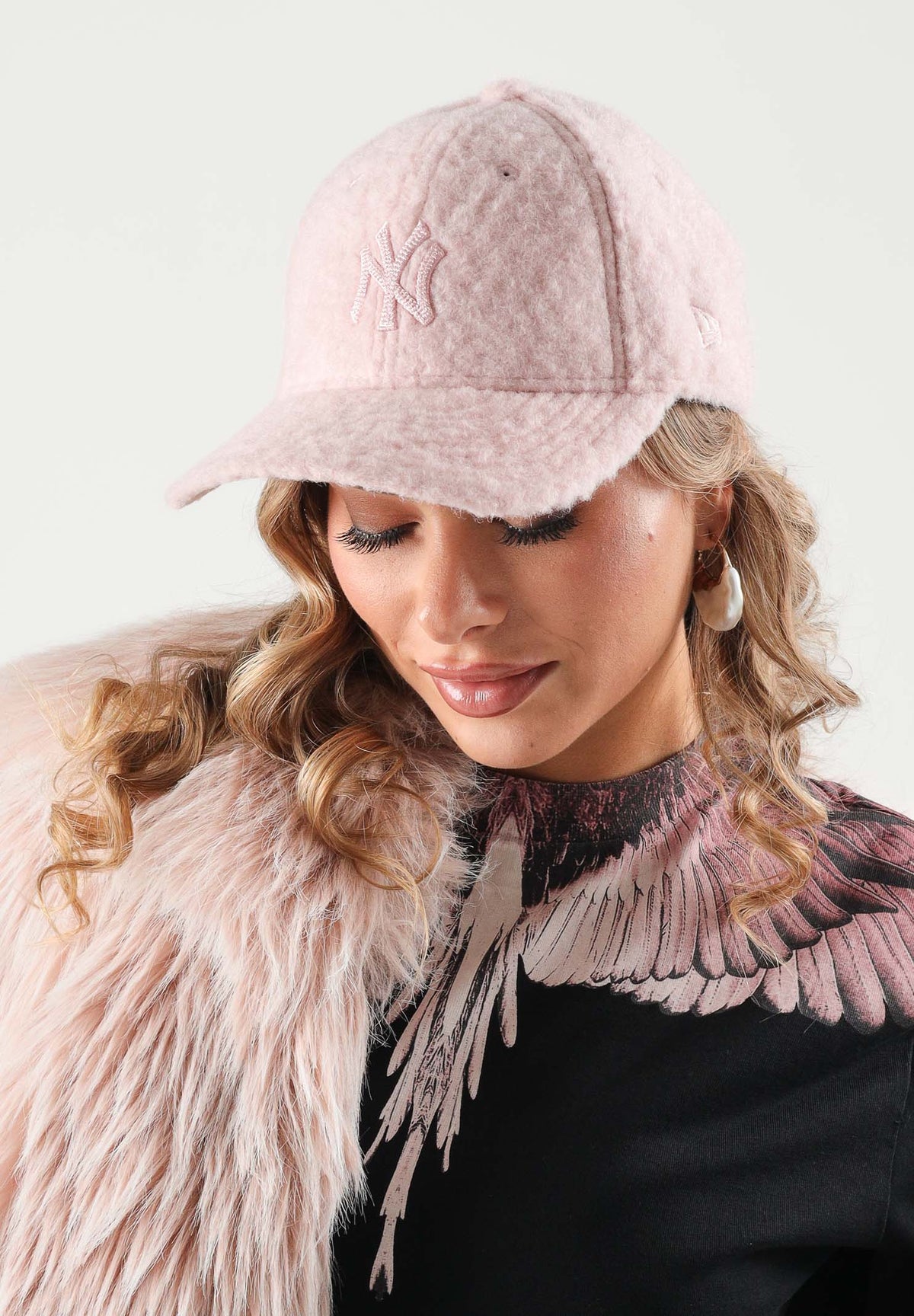 NEW ERA Cappello con visiera 9FORTY rosa antico per donna con logo NY ricamato in rilievo. 60915792 . NEW ERA