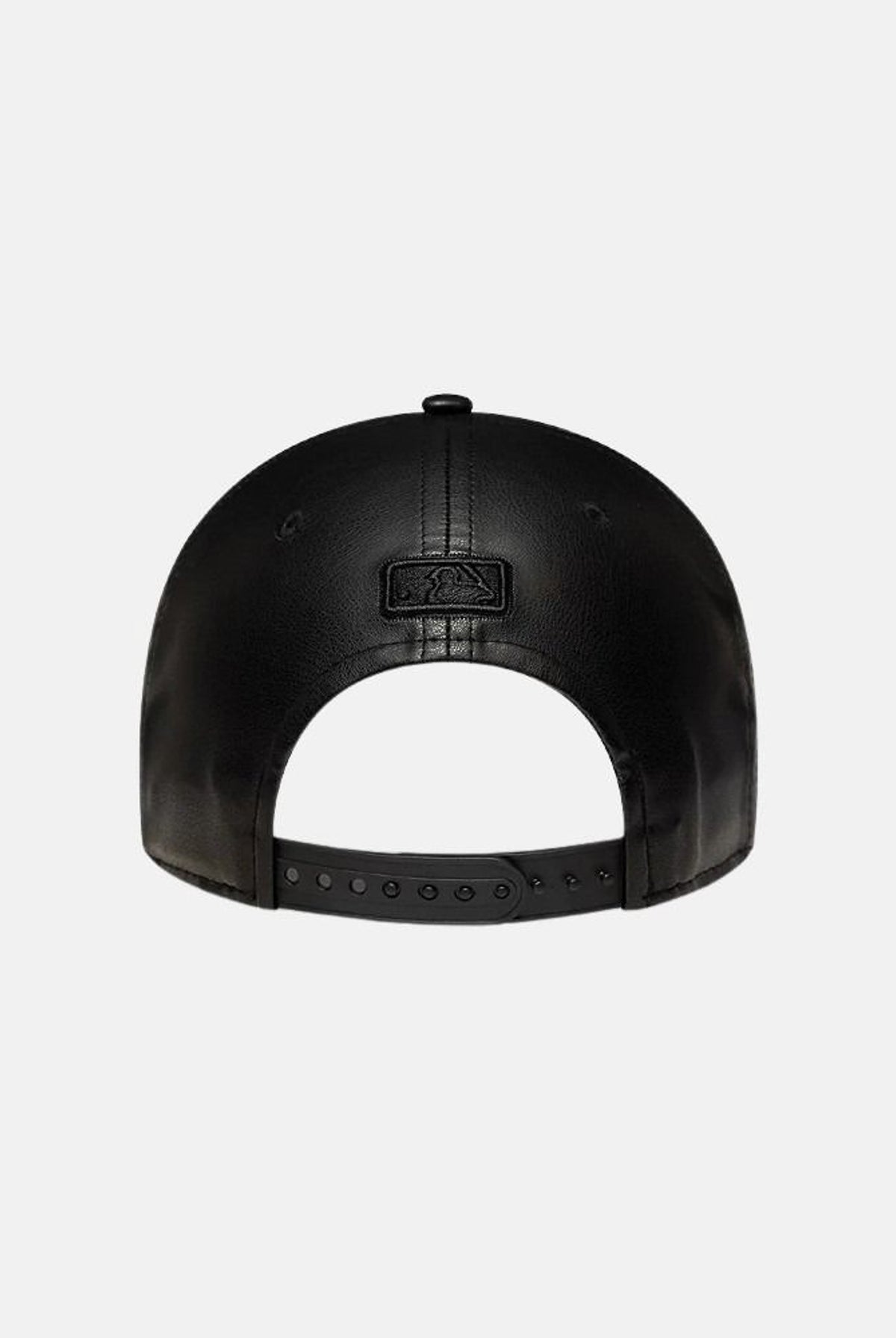 NEW ERA Cappello con visiera 9FORTY per donna in tessuto sintetico effetto pelle e logo NY tono su tono 60915811 . NEW ERA