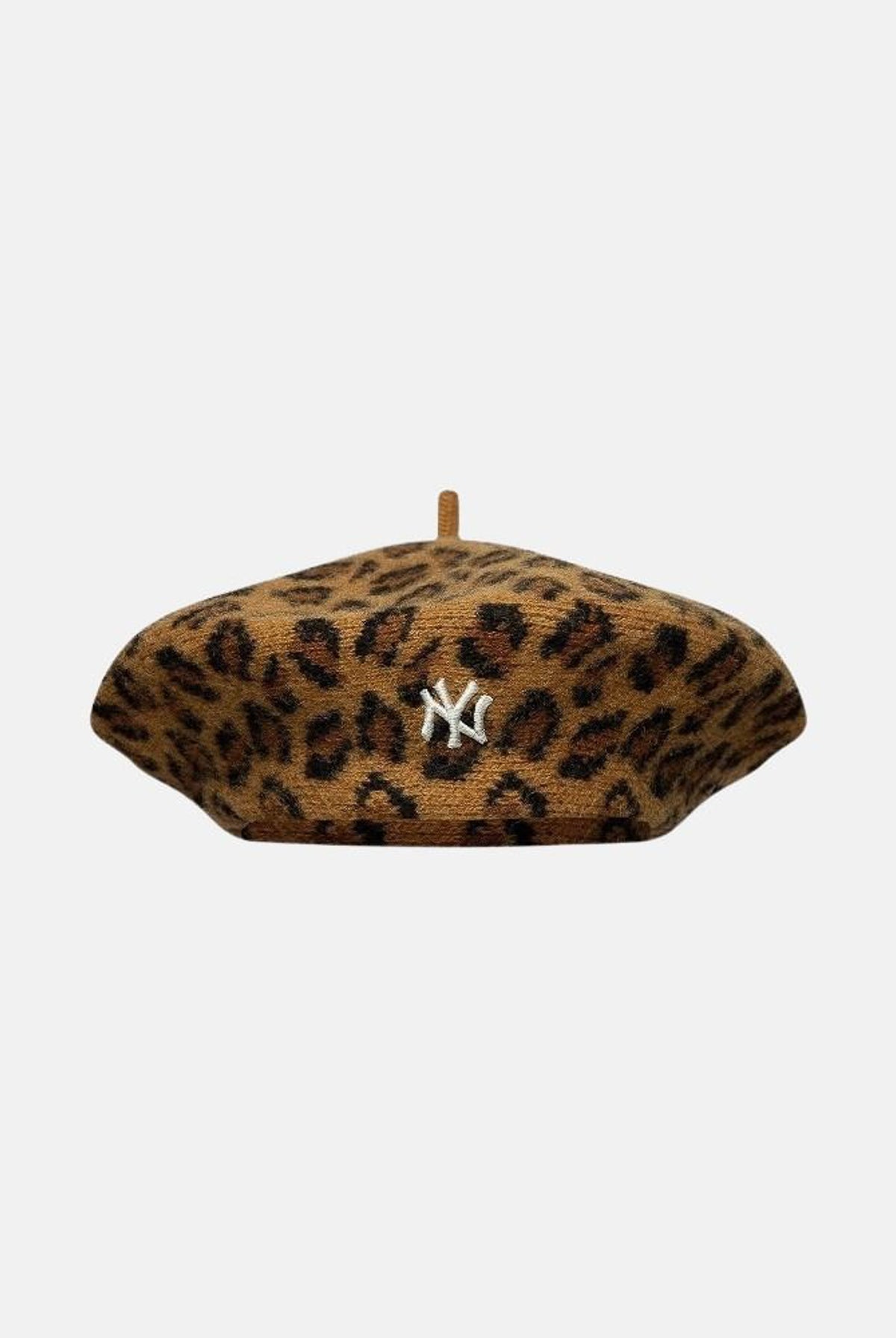 NEW ERA Basco marrone da donna con fantasia animalier leopardata e ricamo del logo NY a contrasto. 60915988 . NEW ERA