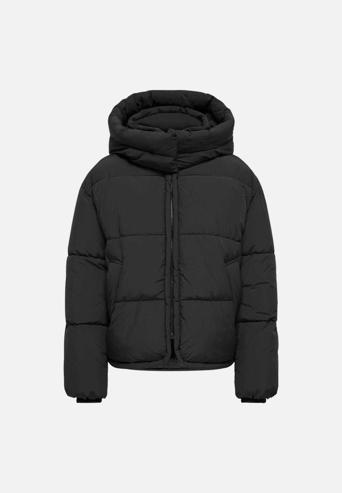 ONLY Piumino ONLCORNELIA PUFFER JACKET Black nero da donna con imbottitura termica sintetica, cappuccio avvolgente, collo alto, chiusura frontale con zip integrale, maniche lunghe, trapuntatura orizzontale e tasche laterali. 15366705 BL ONLY