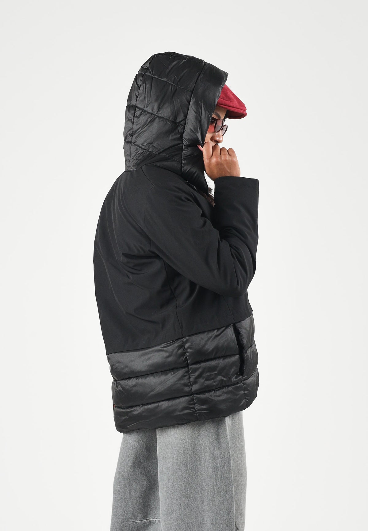 ONLY Giubbotto BRIELLE Black nero da donna con cappuccio, zip frontale integrale, struttura combinata con pannelli lisci e trapuntati, tasche laterali e lunghezza ai fianchi. 15376848 BL ONLY
