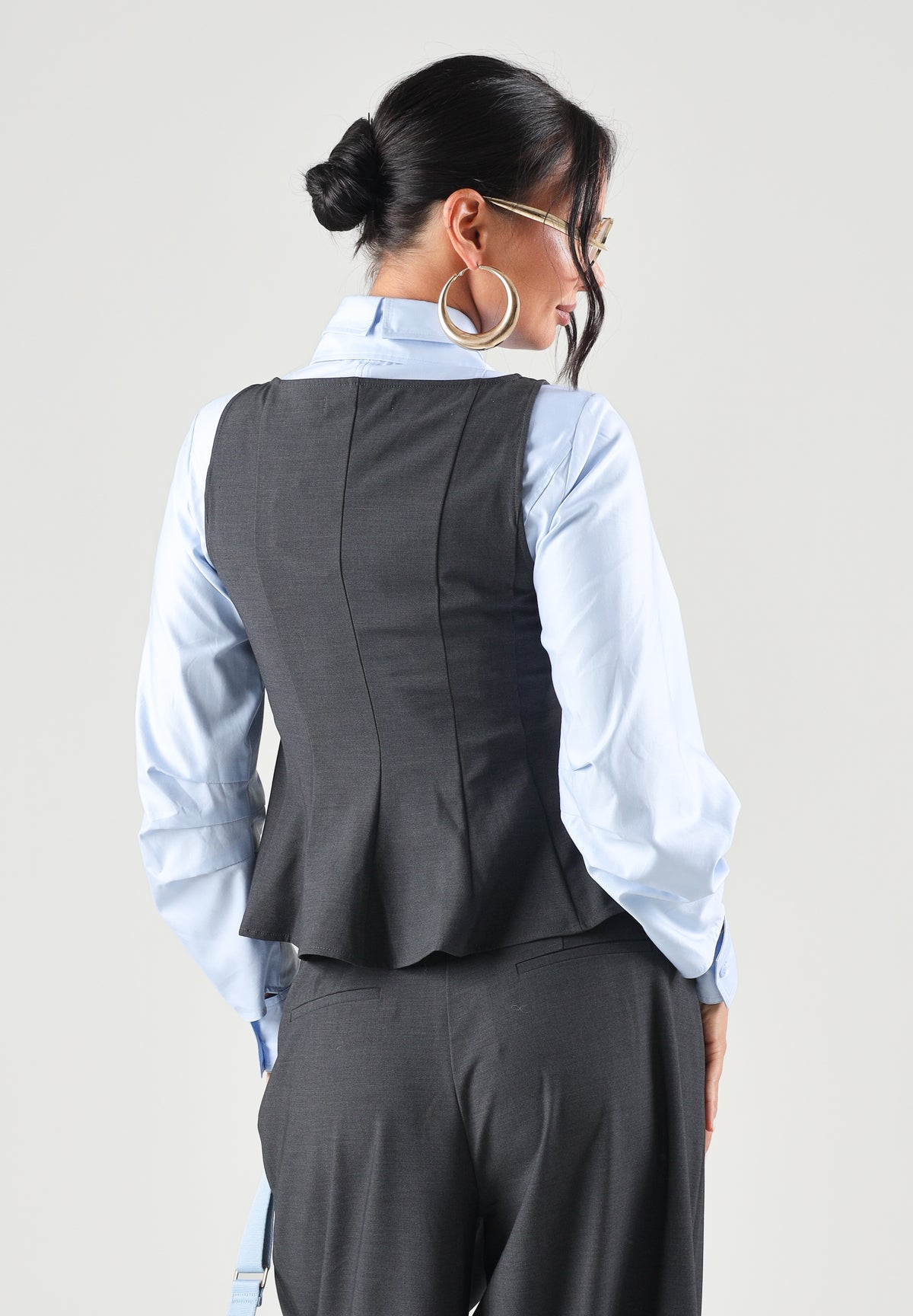ONLY Top smanicato dark grey-grigio scuro per donna con scollo rotondo e fondo svasato a balza. 15378689 DAGR ONLY