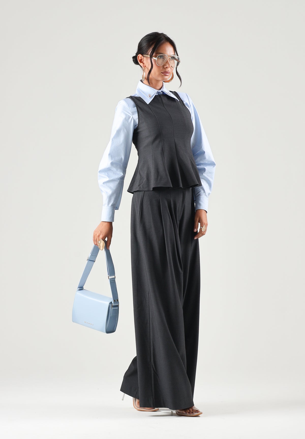 ONLY Top smanicato dark grey-grigio scuro per donna con scollo rotondo e fondo svasato a balza. 15378689 DAGR ONLY