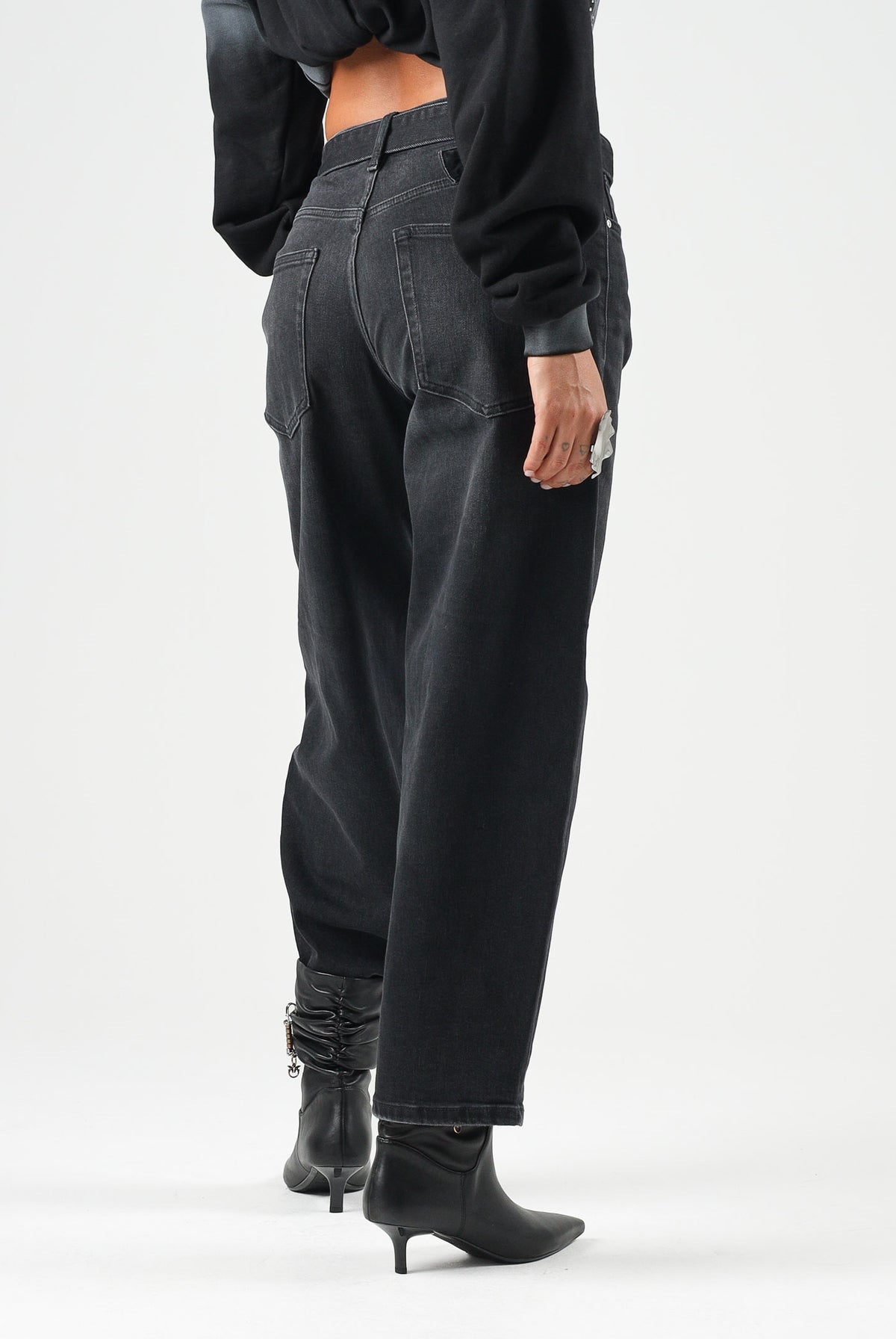 ONLY Jeans FENANDA nero slavato per donna con cintura integrata e linea barrel alla caviglia. 15382421 WA ONLY