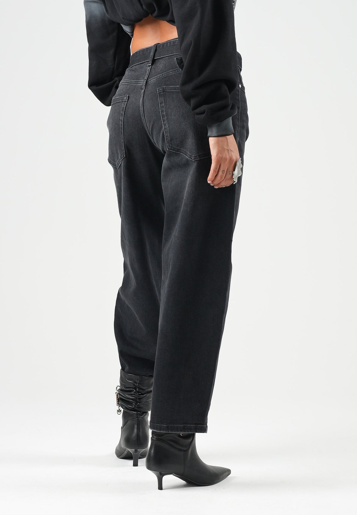 ONLY Jeans FENANDA nero slavato per donna con cintura integrata e linea barrel alla caviglia. 15382421 WA ONLY