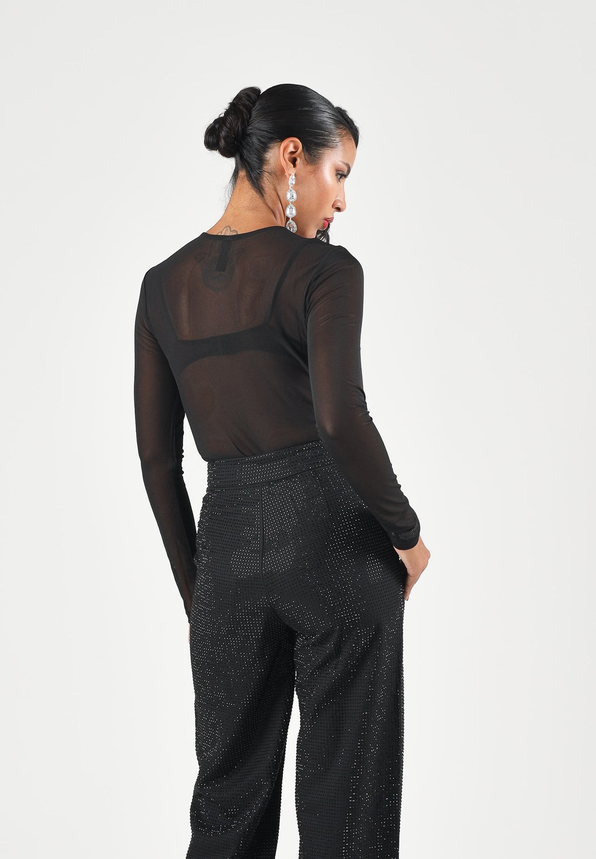ONLY Top ONLOPUS L/S MESH Black nero da donna in tessuto mesh trasparente ed elasticizzato, con girocollo, maniche lunghe, design essenziale a tinta unita.<BR/> 15384893 BL ONLY