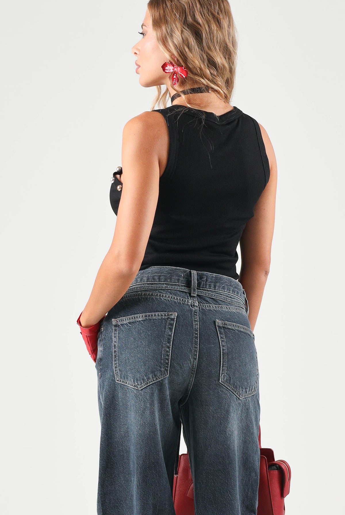 ONLY Top smanicato nero per donna con scollo rotondo e applicazioni metalliche sul colletto. 15385401 BLBA ONLY