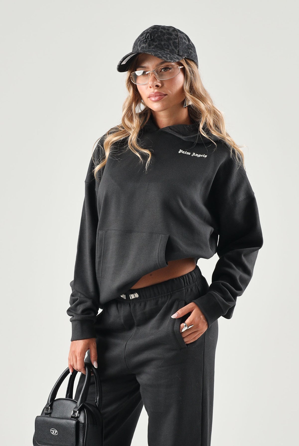 PALM ANGELS Felpa BEAR HOODIE nera per donna, ragazza e bambina con cappuccio fisso, tasca a marsupio e logo stampato a contrasto F6PAJBHS011 110 PALM ANGELS