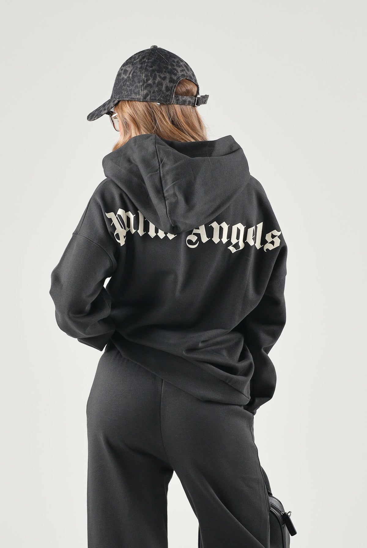 PALM ANGELS Felpa BEAR HOODIE nera per donna, ragazza e bambina con cappuccio fisso, tasca a marsupio e logo stampato a contrasto F6PAJBHS011 110 PALM ANGELS