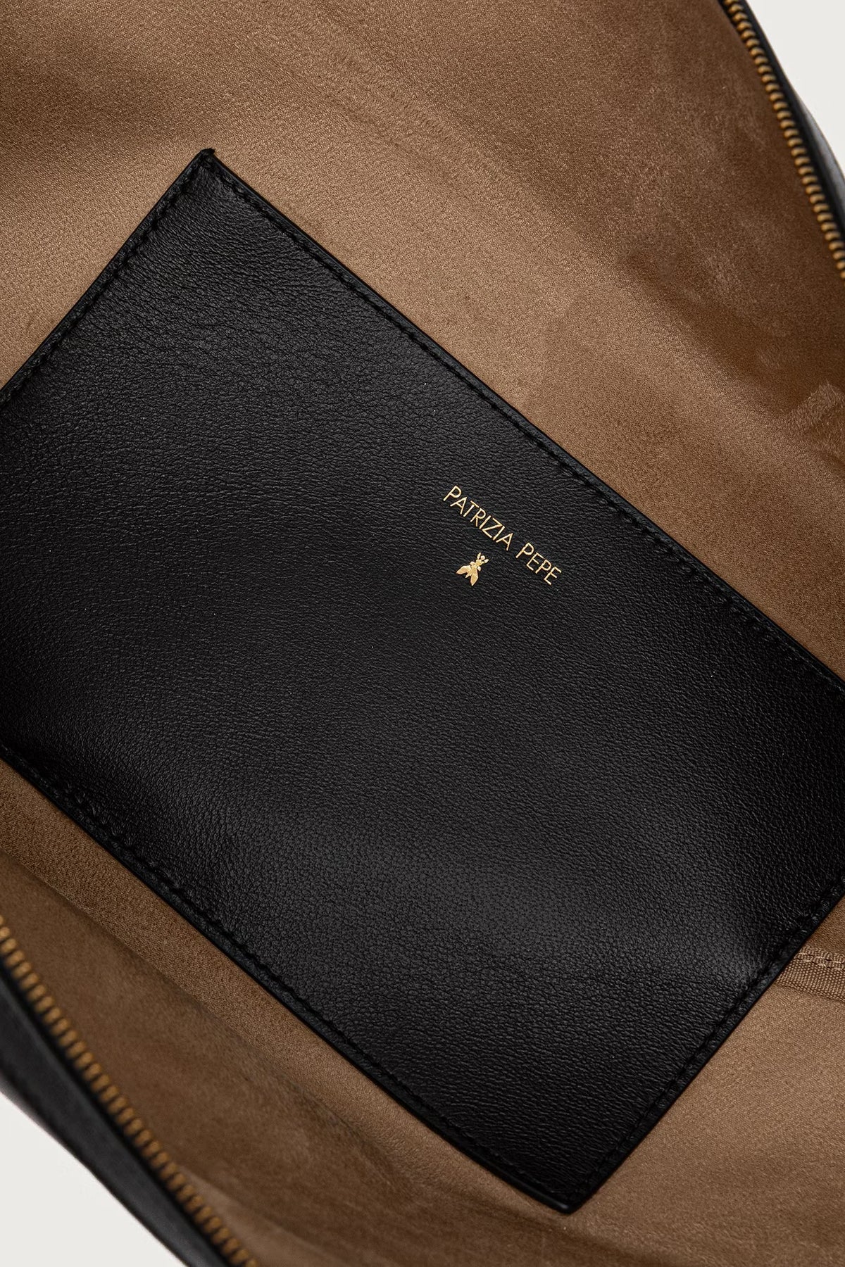 PATRIZIA PEPE Clutch VEDO NON VEDO K103 nera da donna con zip, lacci laterali e logo metallizzato.<BR/> 2B0036L0014 K103 PATRIZIA PEPE