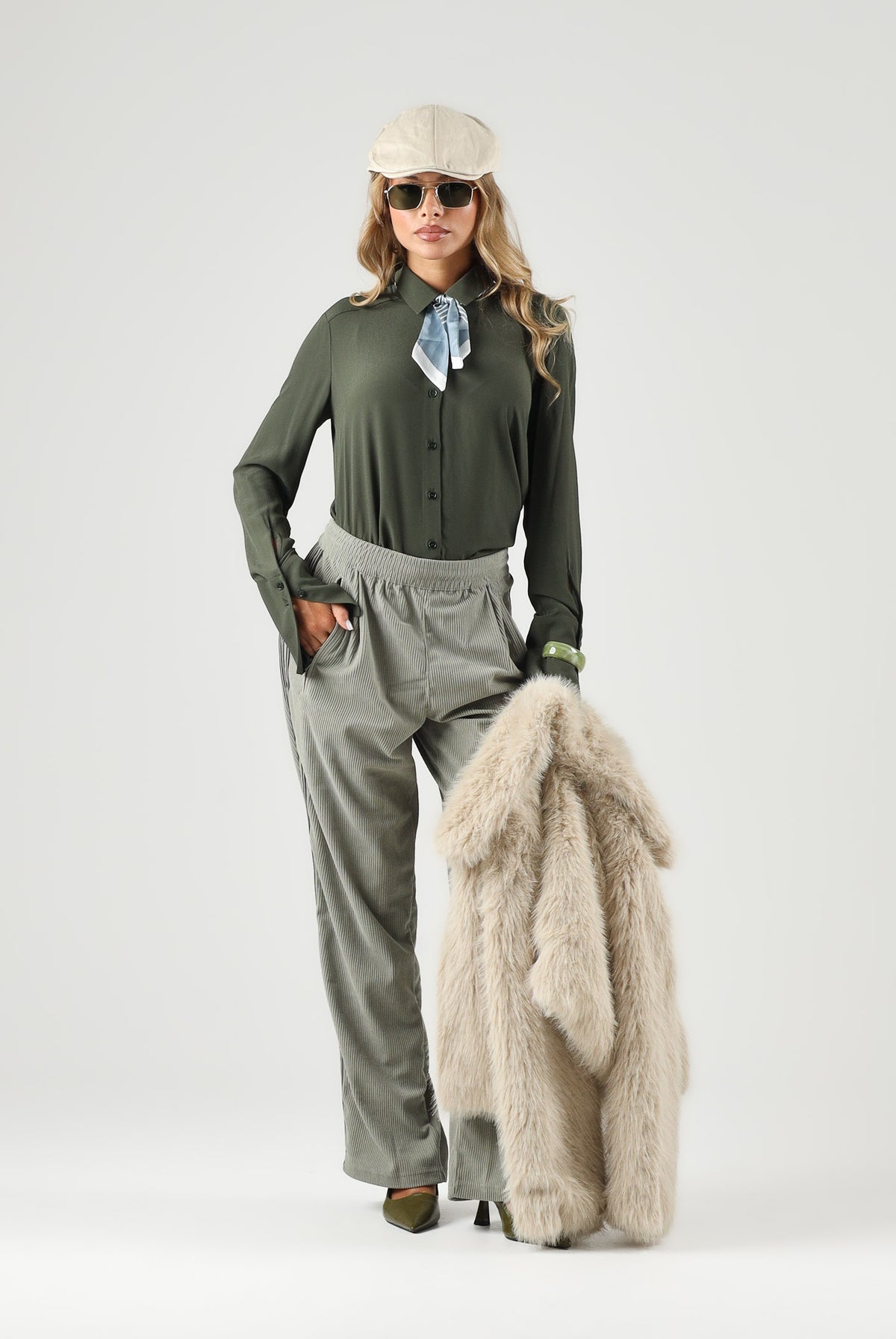 PATRIZIA PEPE Camicia manica lunga verde scuro da donna con colletto classico e chiusura frontale con bottoni 8C0075A8I1 G639 PATRIZIA PEPE