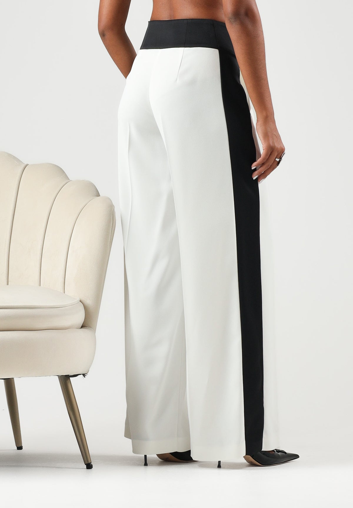 PATRIZIA PEPE Pantaloni eleganti bianchi da donna con inserti laterali a contrasto e vita regolare. 8P0244C7004 J526 PATRIZIA PEPE