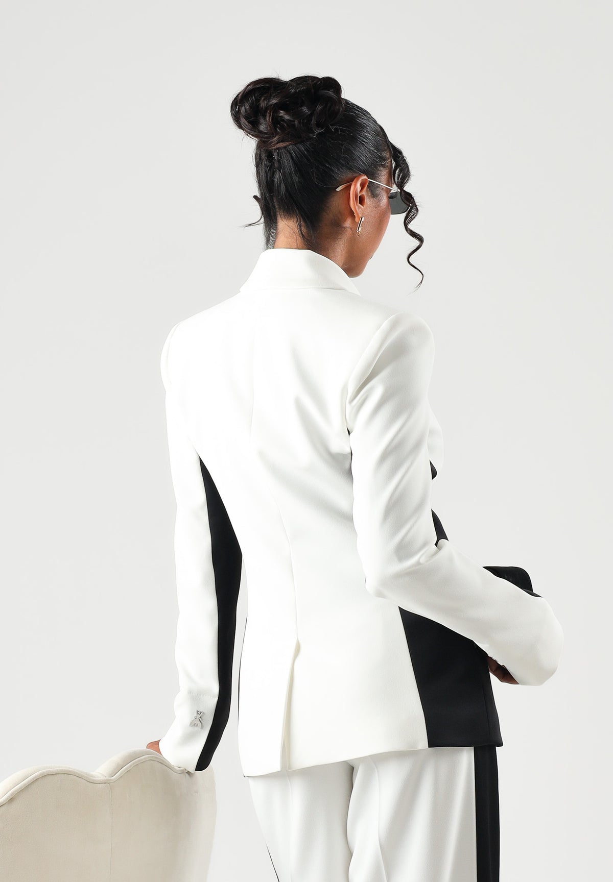 PATRIZIA PEPE Giacca doppiopetto bianca-nera da donna con revers a contrasto 8S0000C7004 J526 PATRIZIA PEPE