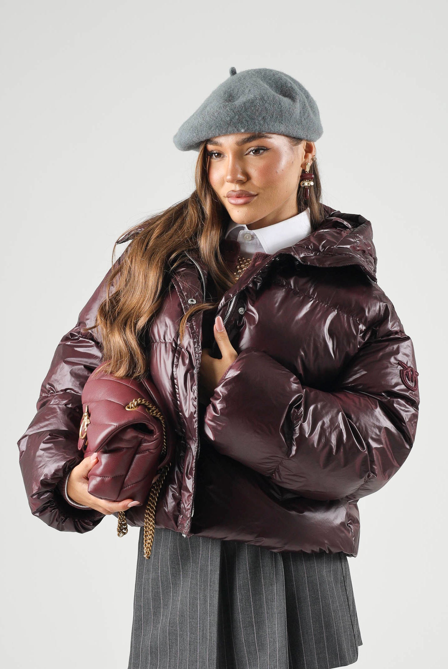 PINKO Piumino IMPASTO bordeaux scuro da donna con finitura semilucida e cappuccio avvolgente. 105656A3FI RR7 PINKO