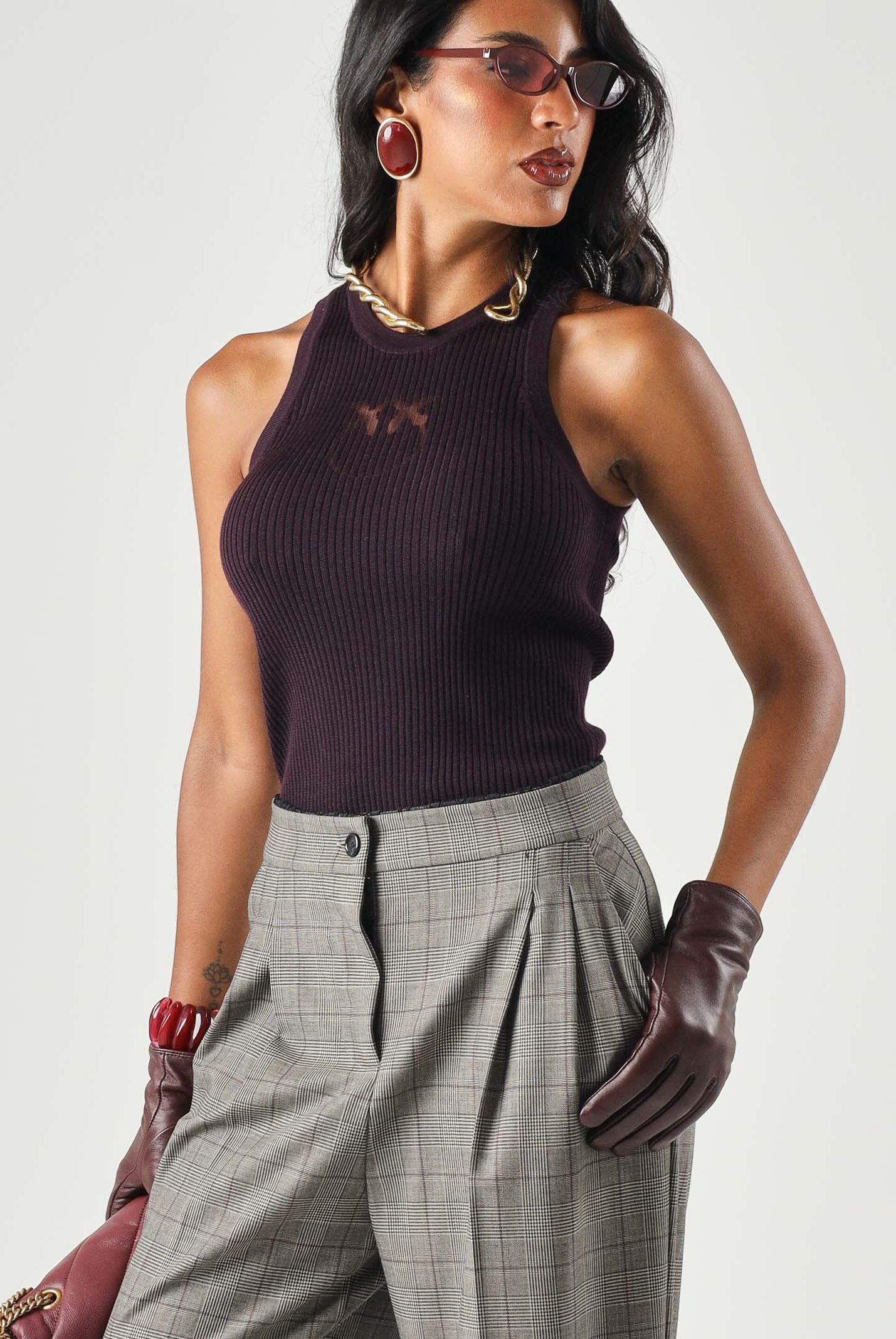 PINKO Top smanicato NEWCASTLE in maglia viola prugna, da donna con dettaglio logo frontale 107321A18M W63 PINKO