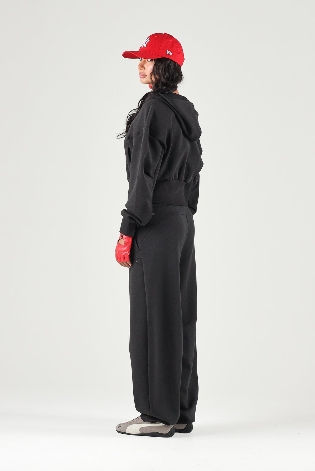 PUMA Felpa con zip PUMATECH nera per donna con cappuccio e taglio cropped. 634571 01 PUMA