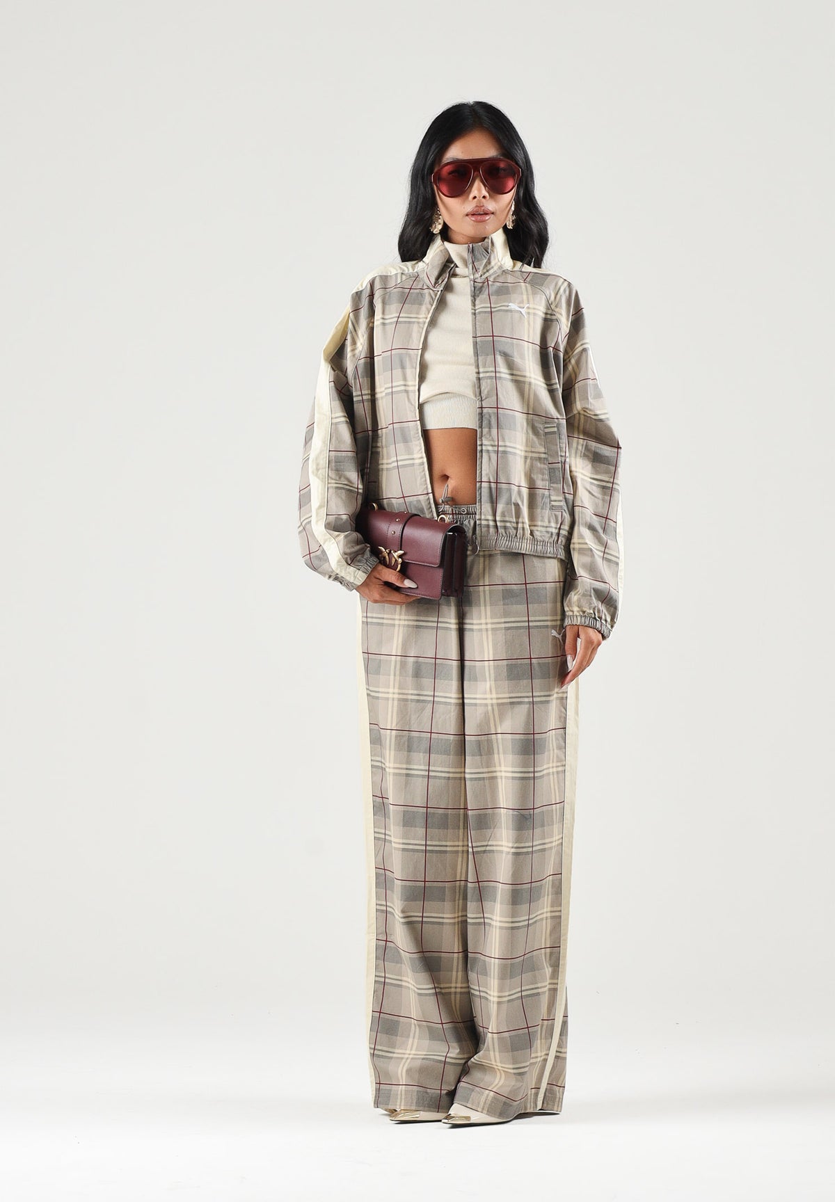 PUMA Giacca a vento Tartan beige per donna con motivo a quadri, collo alto e strisce laterali a contrasto. 636628 81 PUMA