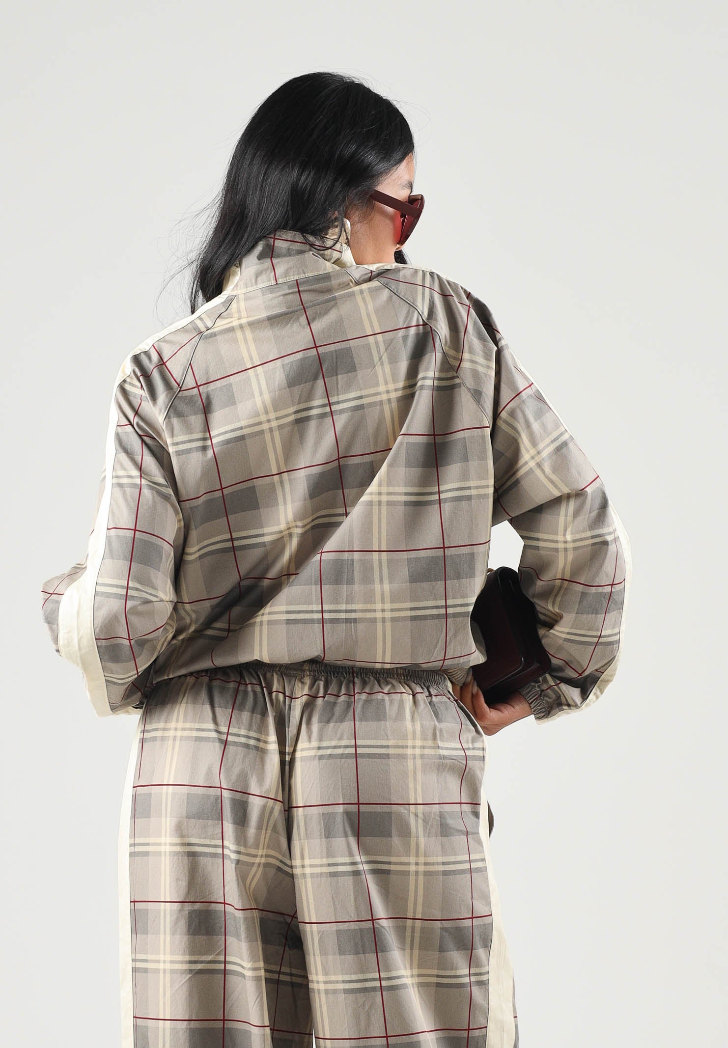 PUMA Giacca a vento Tartan beige per donna con motivo a quadri, collo alto e strisce laterali a contrasto. 636628 81 PUMA