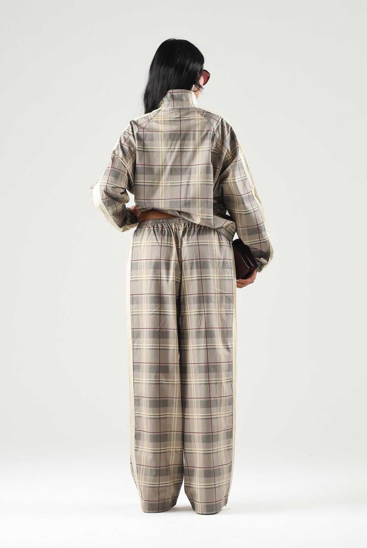 PUMA Pantaloni RELAXED TARTAN beige da donna con motivo a quadri, bande laterali 636629 81 PUMA