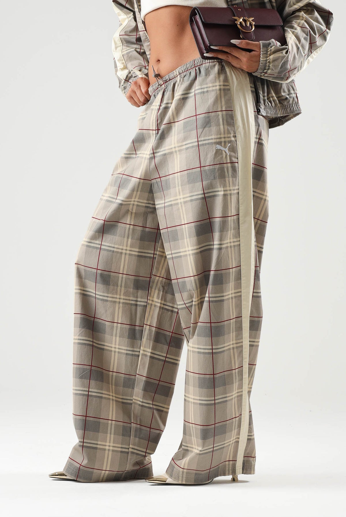 PUMA Pantaloni RELAXED TARTAN beige da donna con motivo a quadri, bande laterali 636629 81 PUMA