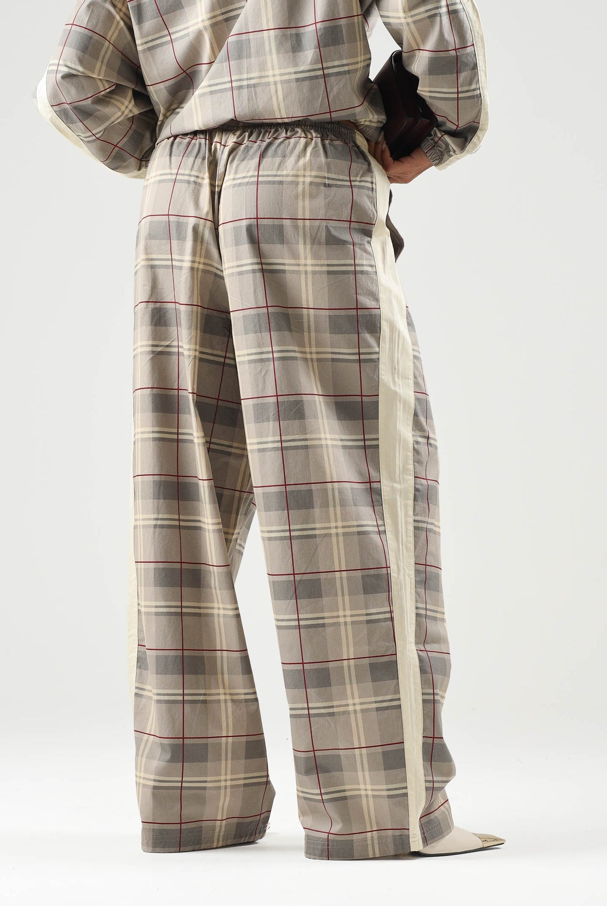 PUMA Pantaloni RELAXED TARTAN beige da donna con motivo a quadri, bande laterali 636629 81 PUMA