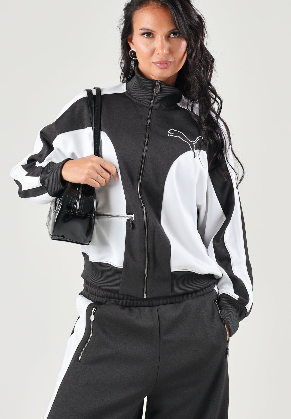 PUMA Felpa con zip DARE TO WOVEN T nero per donna con design bicolore, collo alto e tasca frontale zippata. 636632 01 PUMA