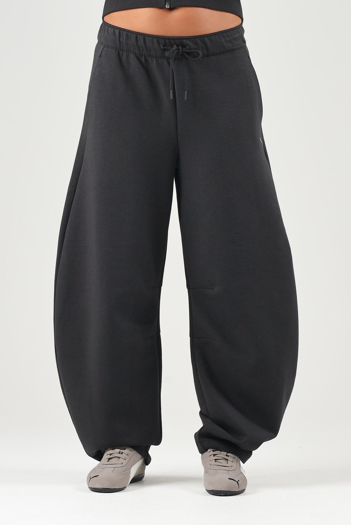 PUMA Pantaloni PUMATECH neri da donna con linea balloon, vita elasticizzata e coulisse 636659 01 PUMA