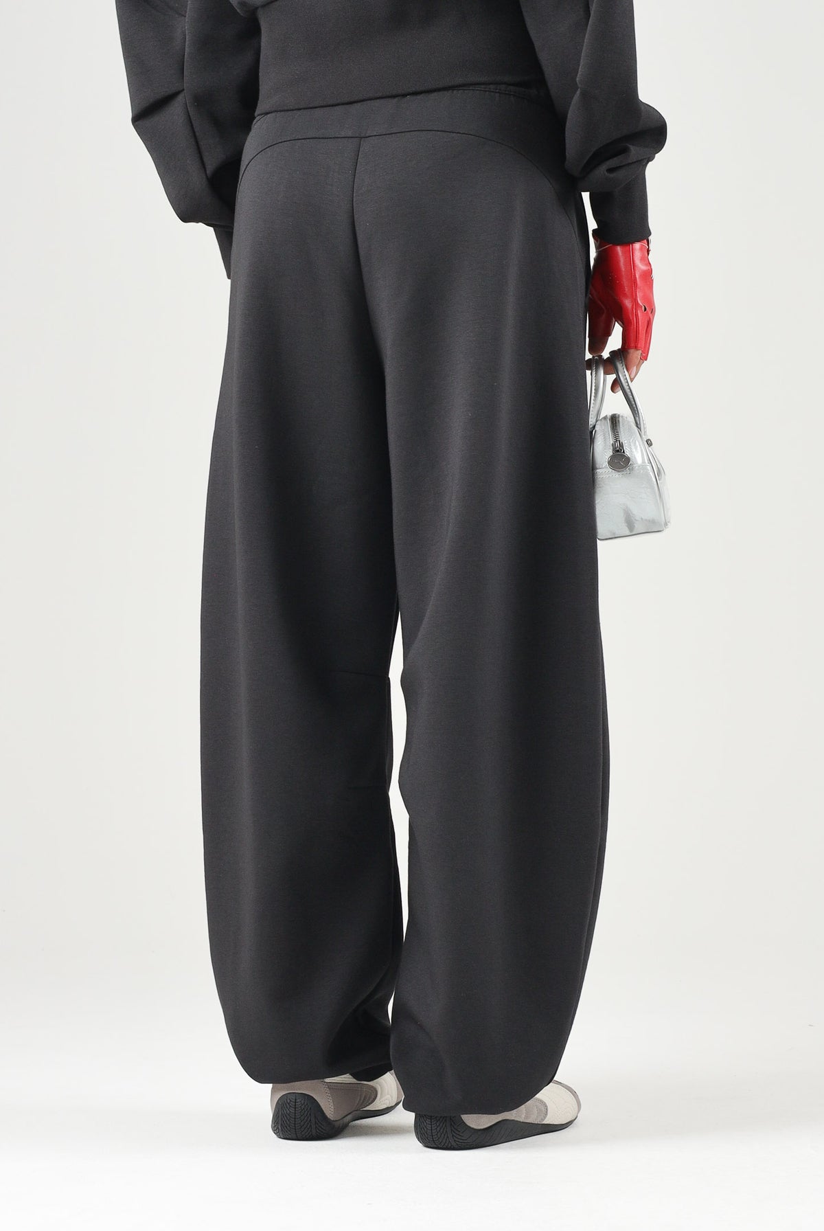 PUMA Pantaloni PUMATECH neri da donna con linea balloon, vita elasticizzata e coulisse 636659 01 PUMA