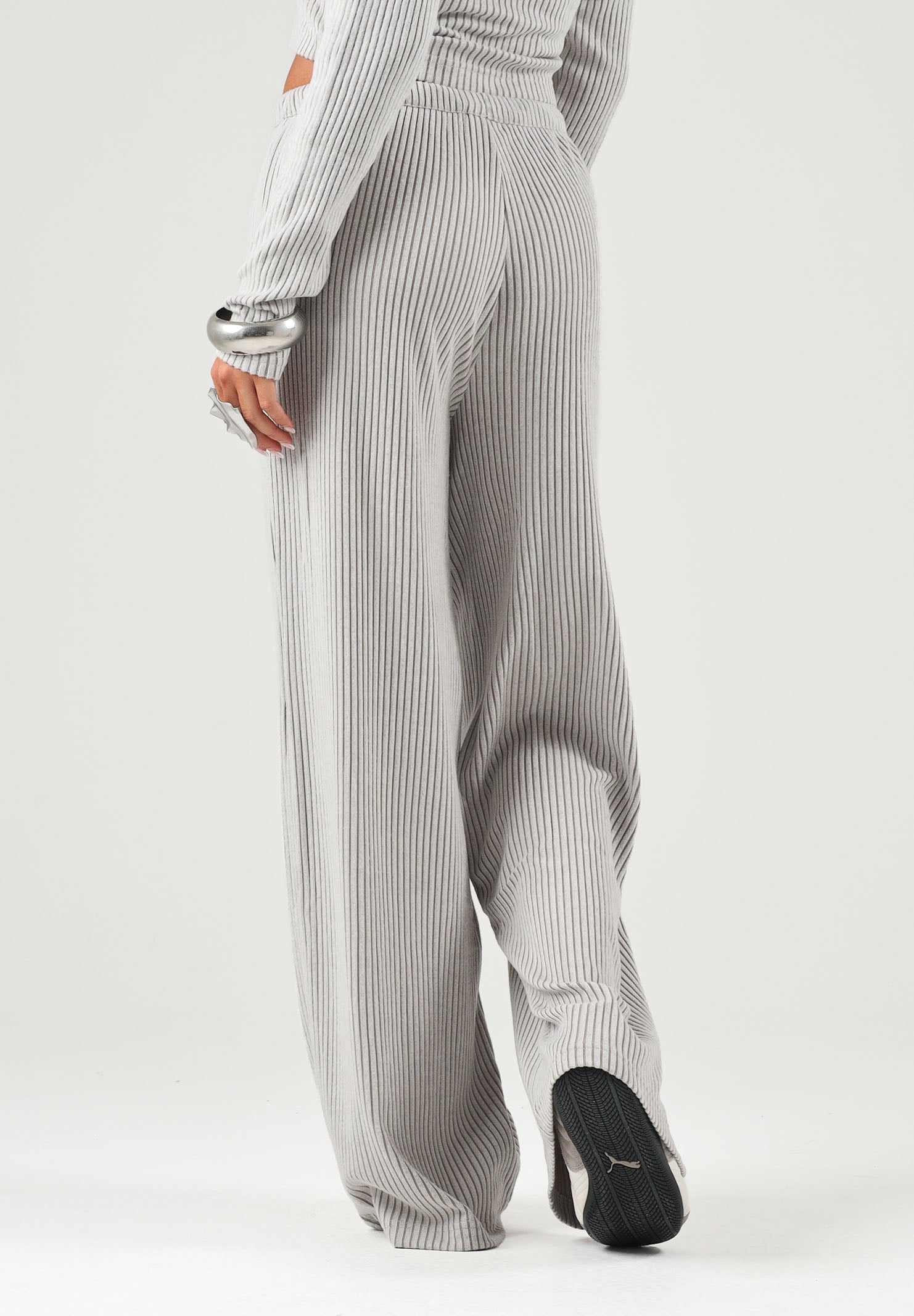 PUMA Pantaloni ESSENTIALS beige per donna con tessuto lavorato a costine, elastico in vita 636667 81 PUMA