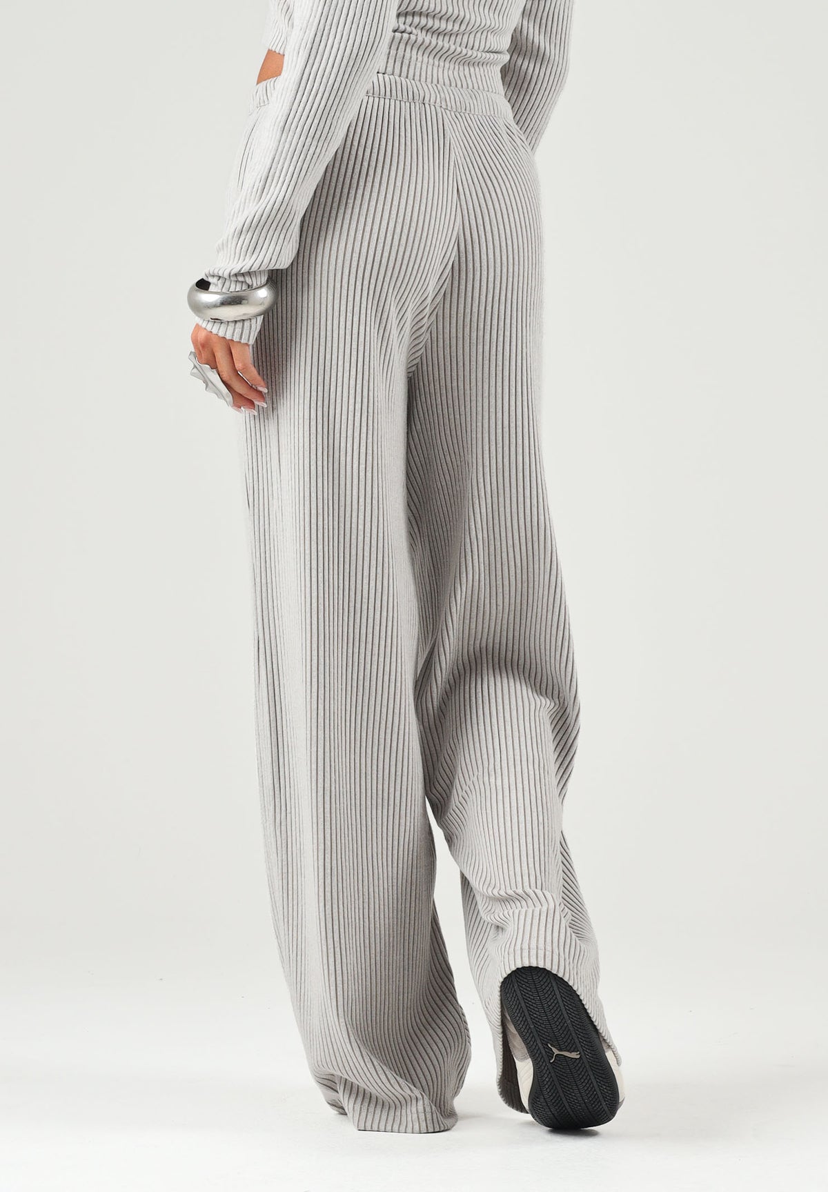 PUMA Pantaloni ESSENTIALS grigio per donna con tessuto lavorato a costine, elastico in vita 636667 81 PUMA