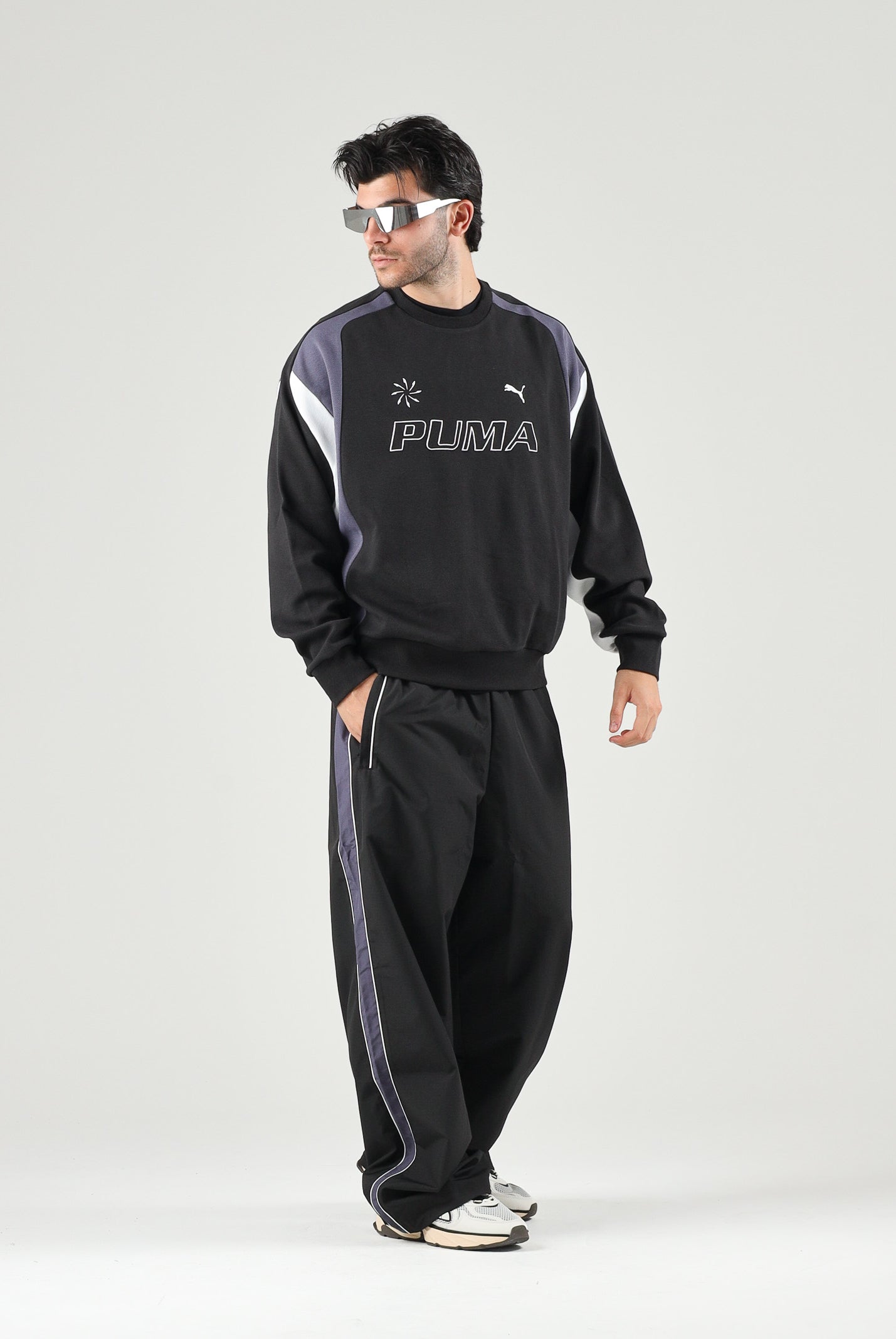 PUMA Felpa girocollo MOTO CREWNECK nera da uomo con dettagli color block, logo frontale 636723 01 PUMA