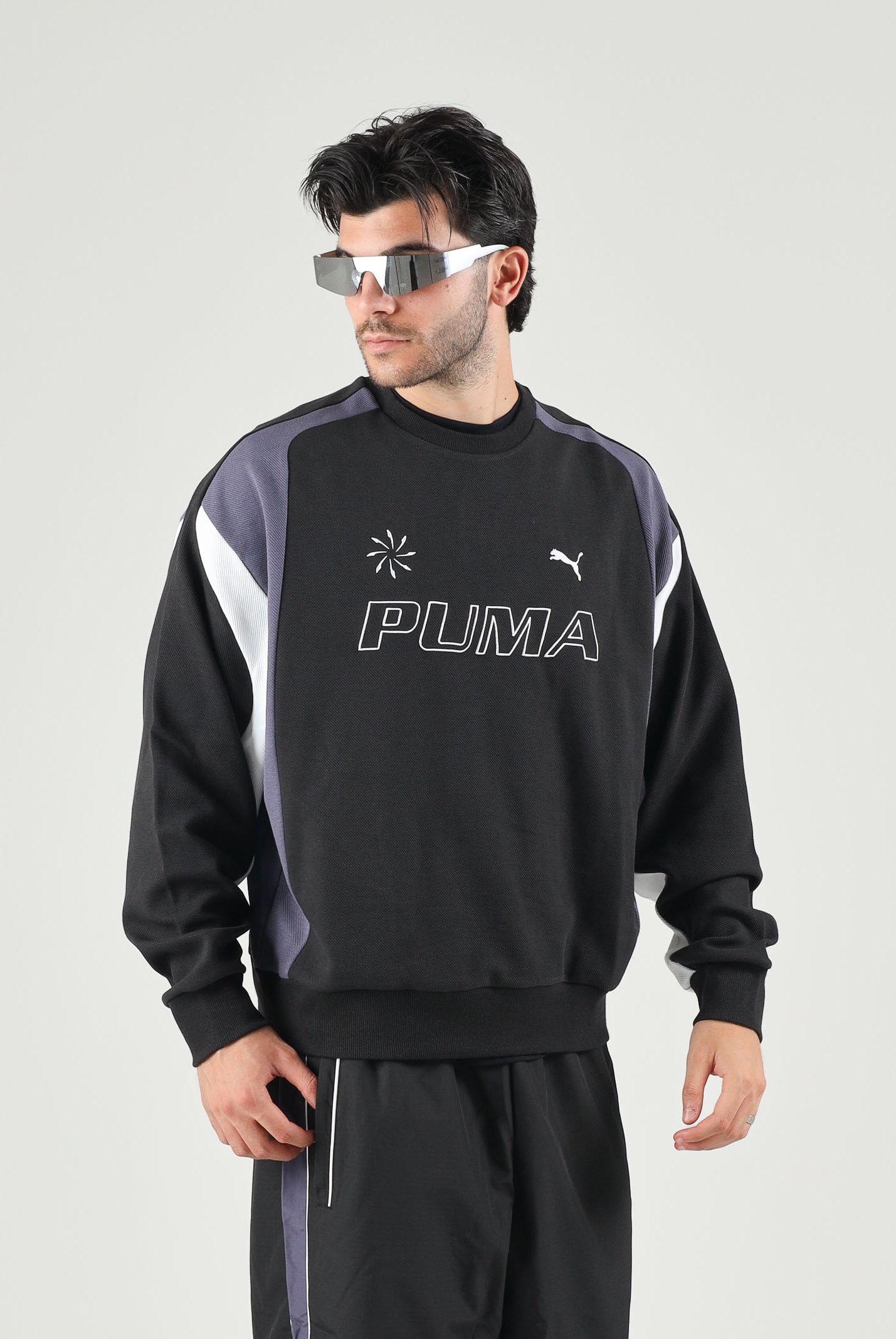 PUMA Felpa girocollo MOTO CREWNECK nera da uomo con dettagli color block, logo frontale 636723 01 PUMA