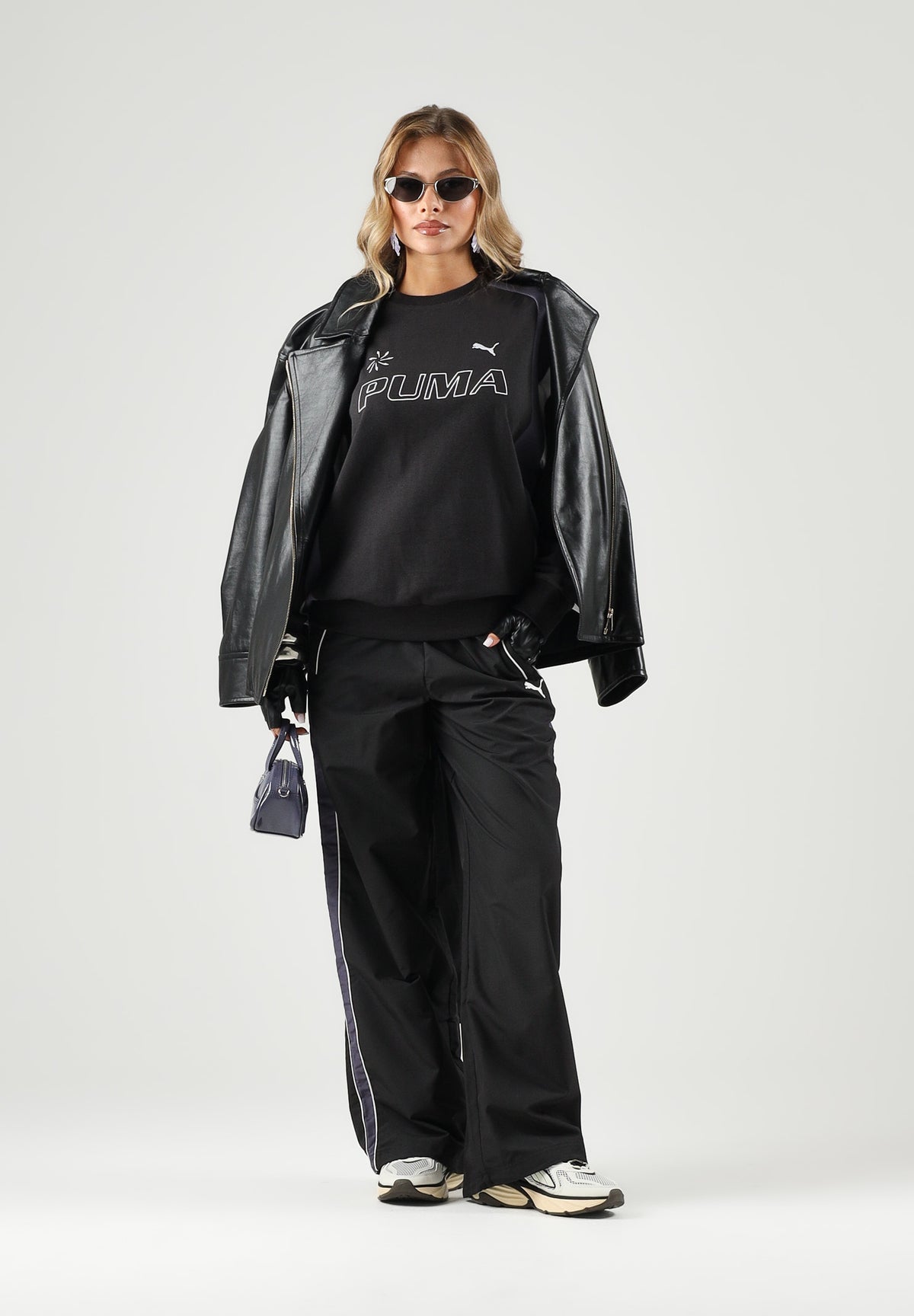 PUMA Felpa girocollo MOTO CREWNECK nera per uomo e donna con dettagli color block, logo frontale 636723 01 PUMA