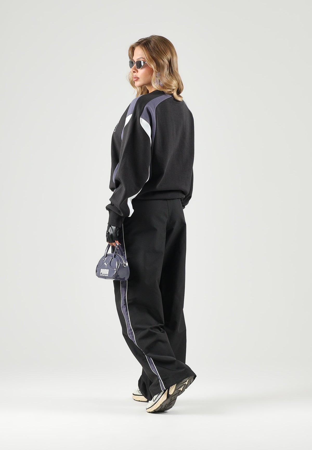 PUMA Felpa girocollo MOTO CREWNECK nera per uomo e donna con dettagli color block, logo frontale 636723 01 PUMA