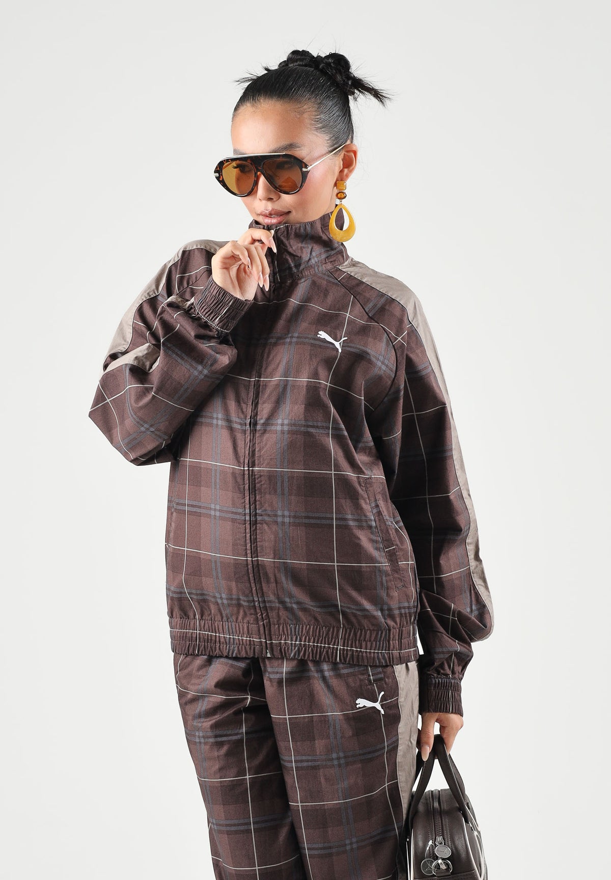 PUMA Giacca a vento PLAID TRACK JACKET marrone per uomo con motivo a quadri tartan, bande laterali a contrasto 636731 33 PUMA