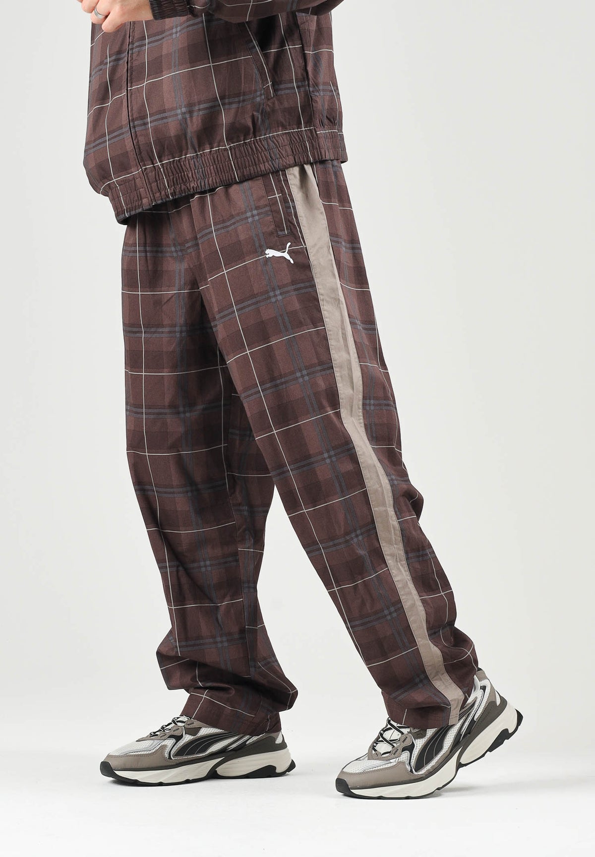 PUMA Pantalone PLAID TRACK PANTS marrone per uomo con fantasia tartan, bande laterali tono su tono 636732 33 PUMA