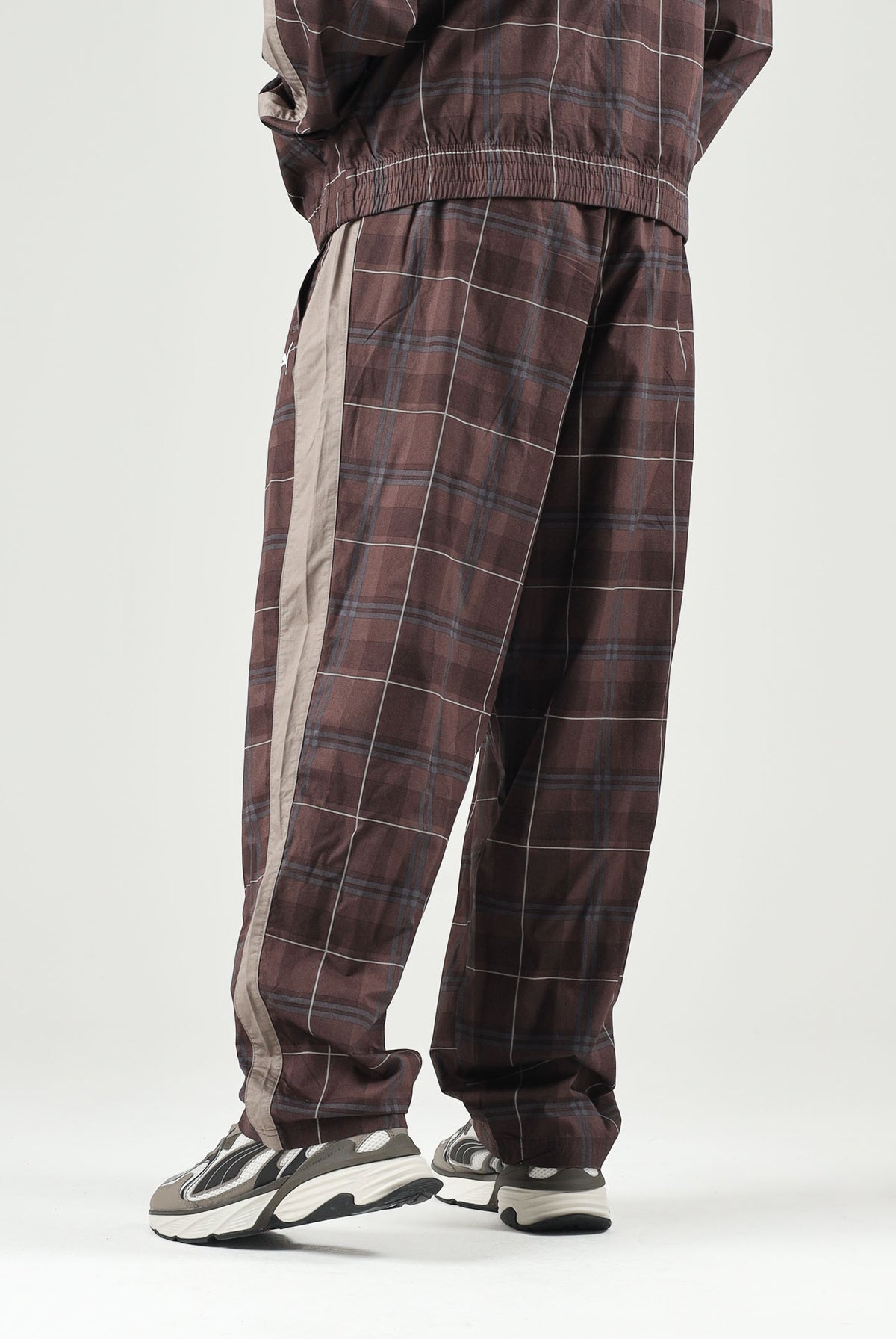PUMA Pantaloni PLAID TRACK PANTS marrone per uomo con fantasia tartan, bande laterali tono su tono 636732 33 PUMA