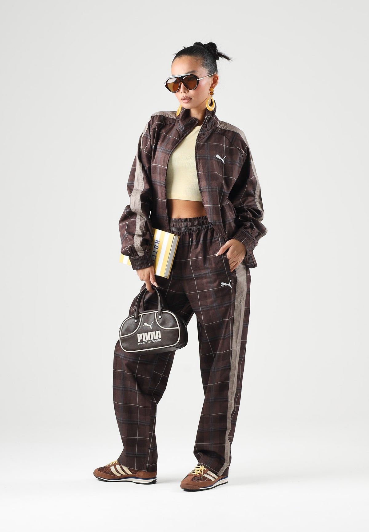 PUMA Pantaloni PLAID TRACK PANTS marrone per uomo e per donna con fantasia tartan, bande laterali tono su tono 636732 33 PUMA