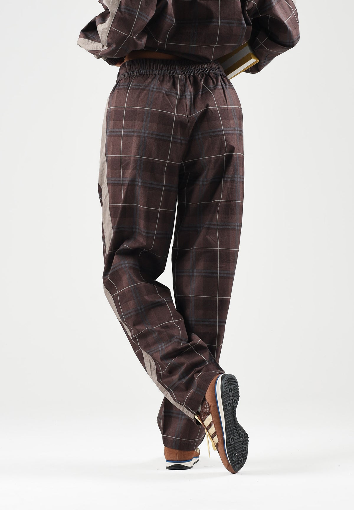 PUMA Pantaloni PLAID TRACK PANTS marrone per uomo e per donna con fantasia tartan, bande laterali tono su tono 636732 33 PUMA