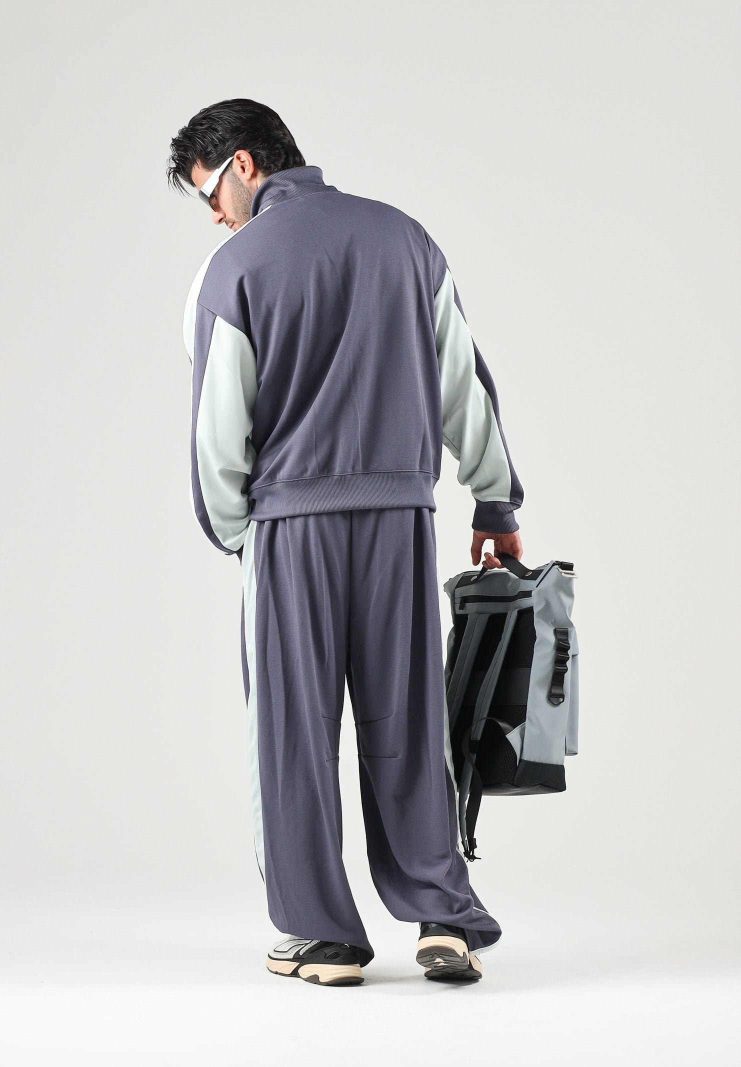PUMA Pantalone OVERSIZED TRACK grigio per uomo con bande laterali bicolore e linea dritto-ampia. 636736 35 PUMA