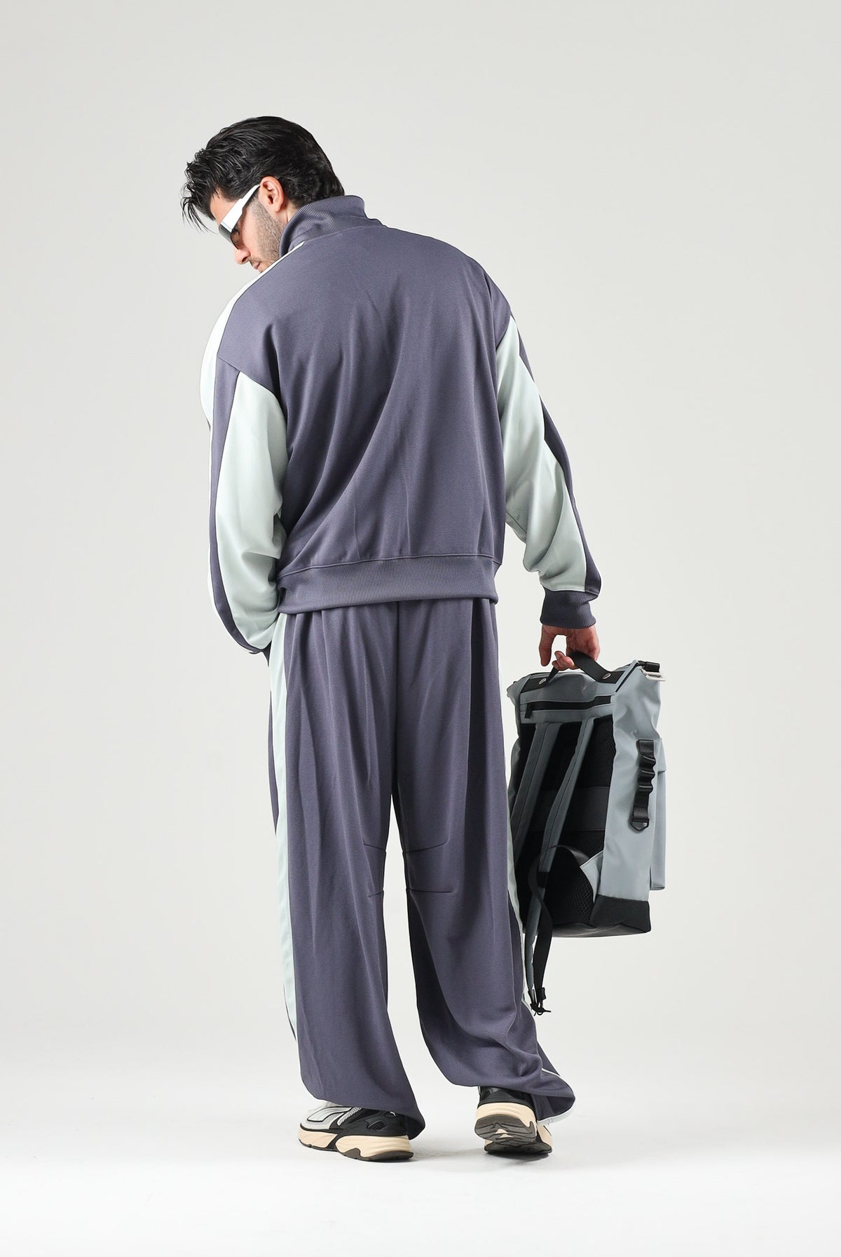 PUMA Pantaloni OVERSIZED TRACK viola per uomo con bande laterali bicolore e linea dritto-ampia. 636736 35 PUMA
