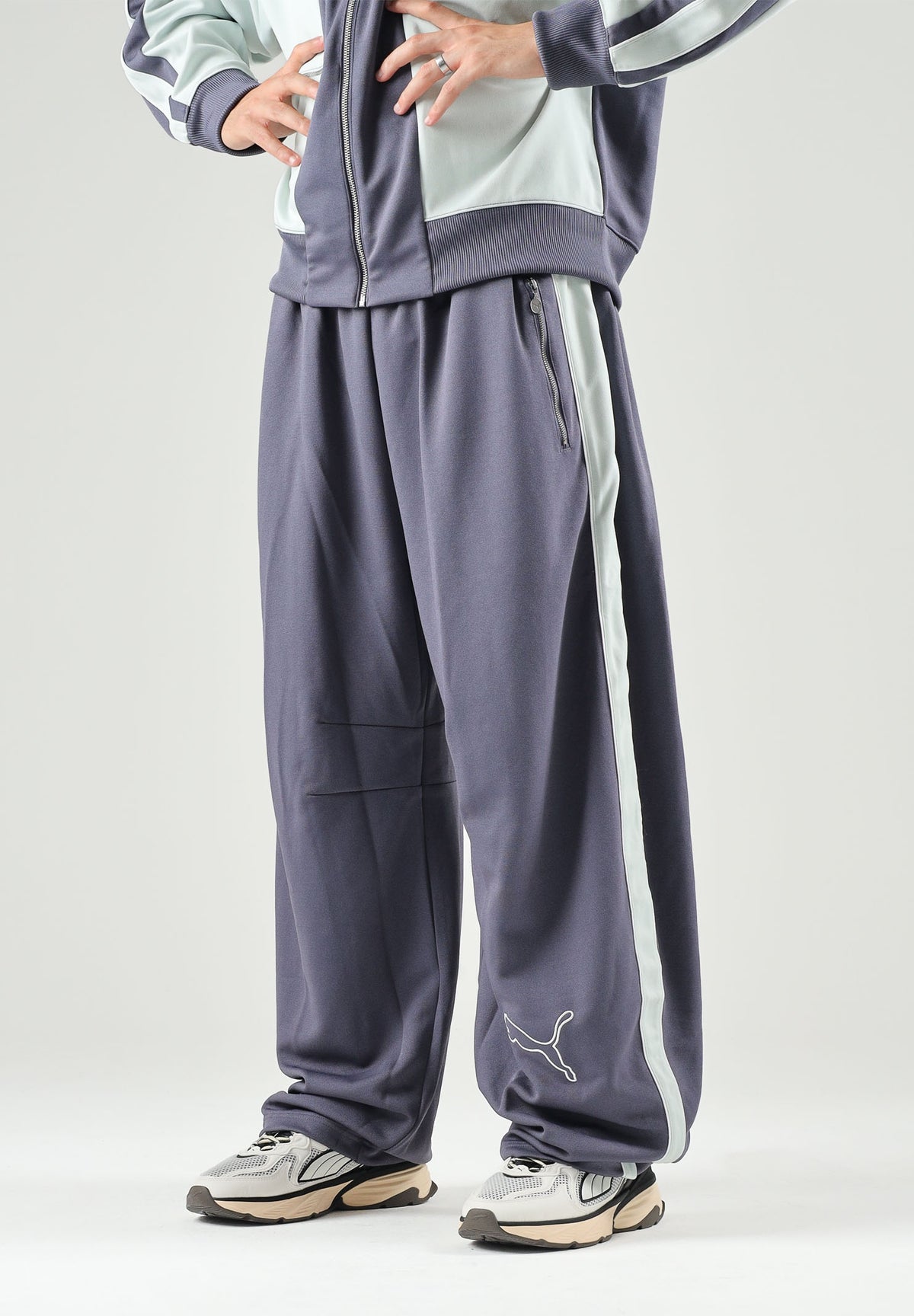 PUMA Pantalone OVERSIZED TRACK grigio per uomo con bande laterali bicolore e linea dritto-ampia. 636736 35 PUMA
