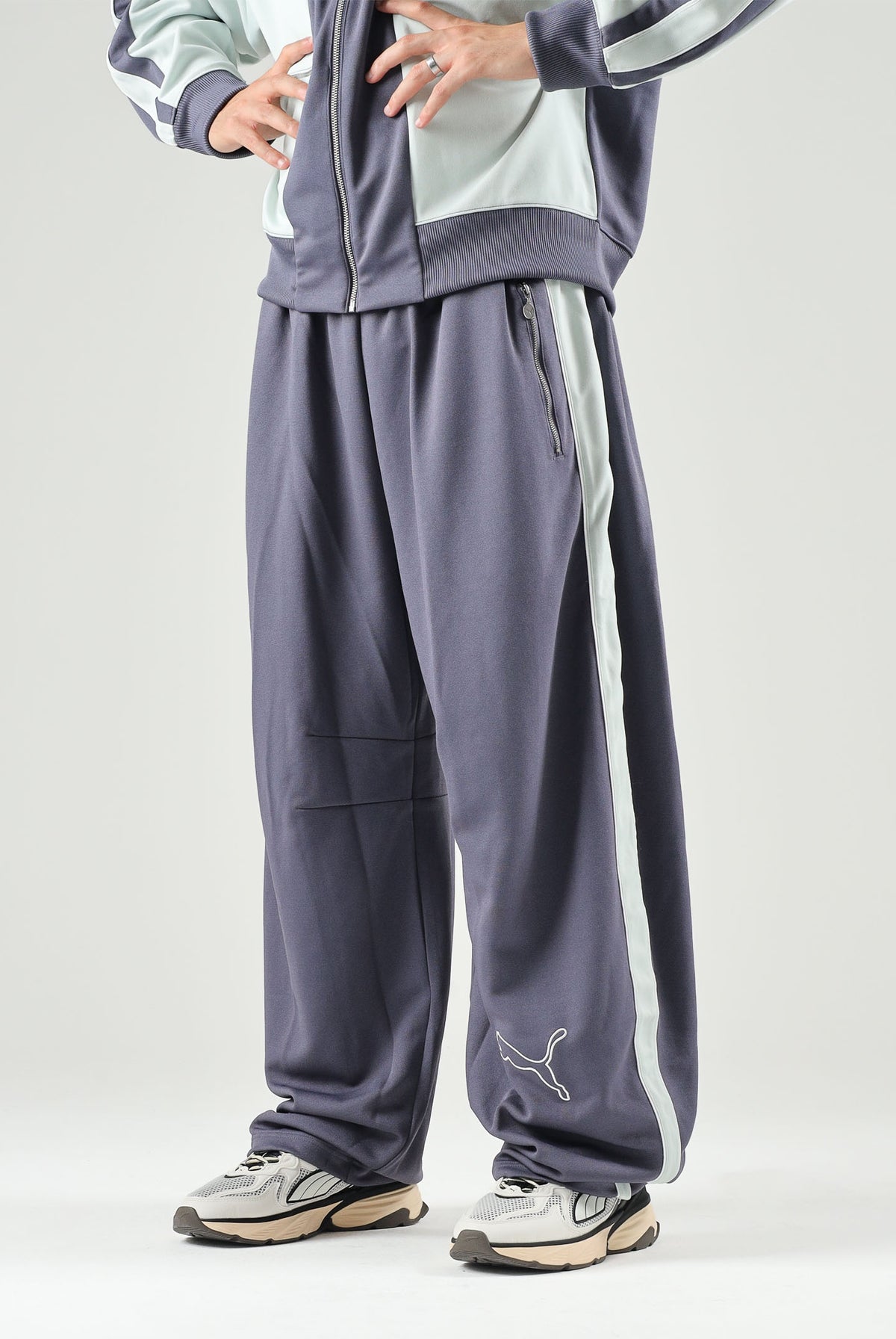 PUMA Pantaloni OVERSIZED TRACK viola per uomo con bande laterali bicolore e linea dritto-ampia. 636736 35 PUMA