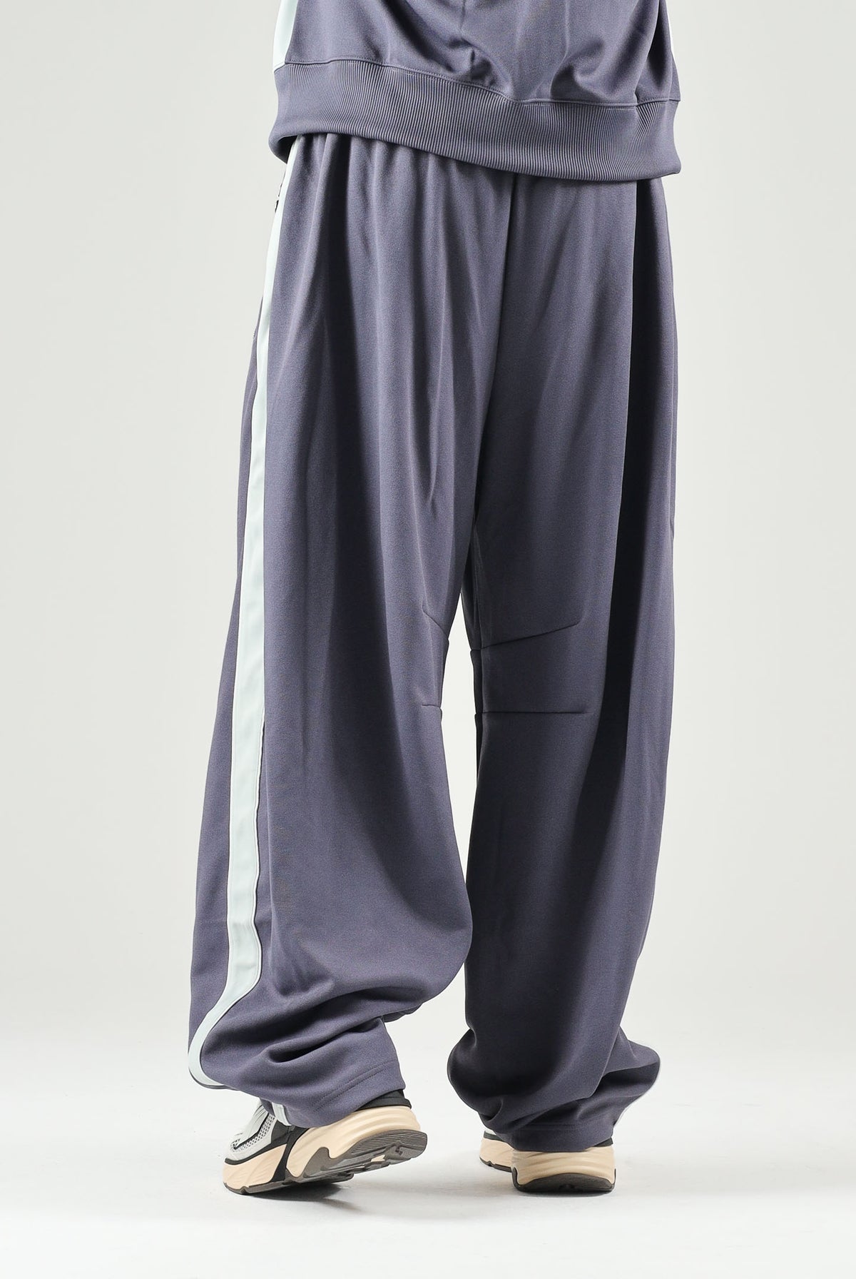 PUMA Pantaloni OVERSIZED TRACK viola per uomo con bande laterali bicolore e linea dritto-ampia. 636736 35 PUMA