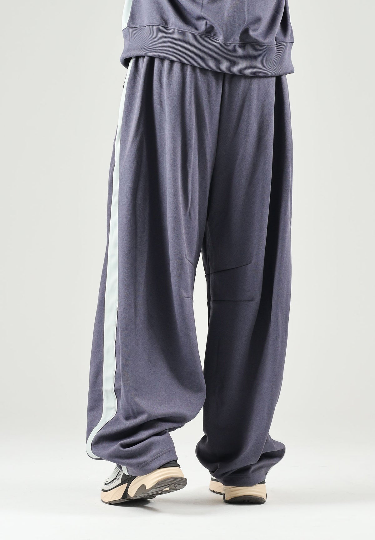PUMA Pantalone OVERSIZED TRACK grigio per uomo con bande laterali bicolore e linea dritto-ampia. 636736 35 PUMA